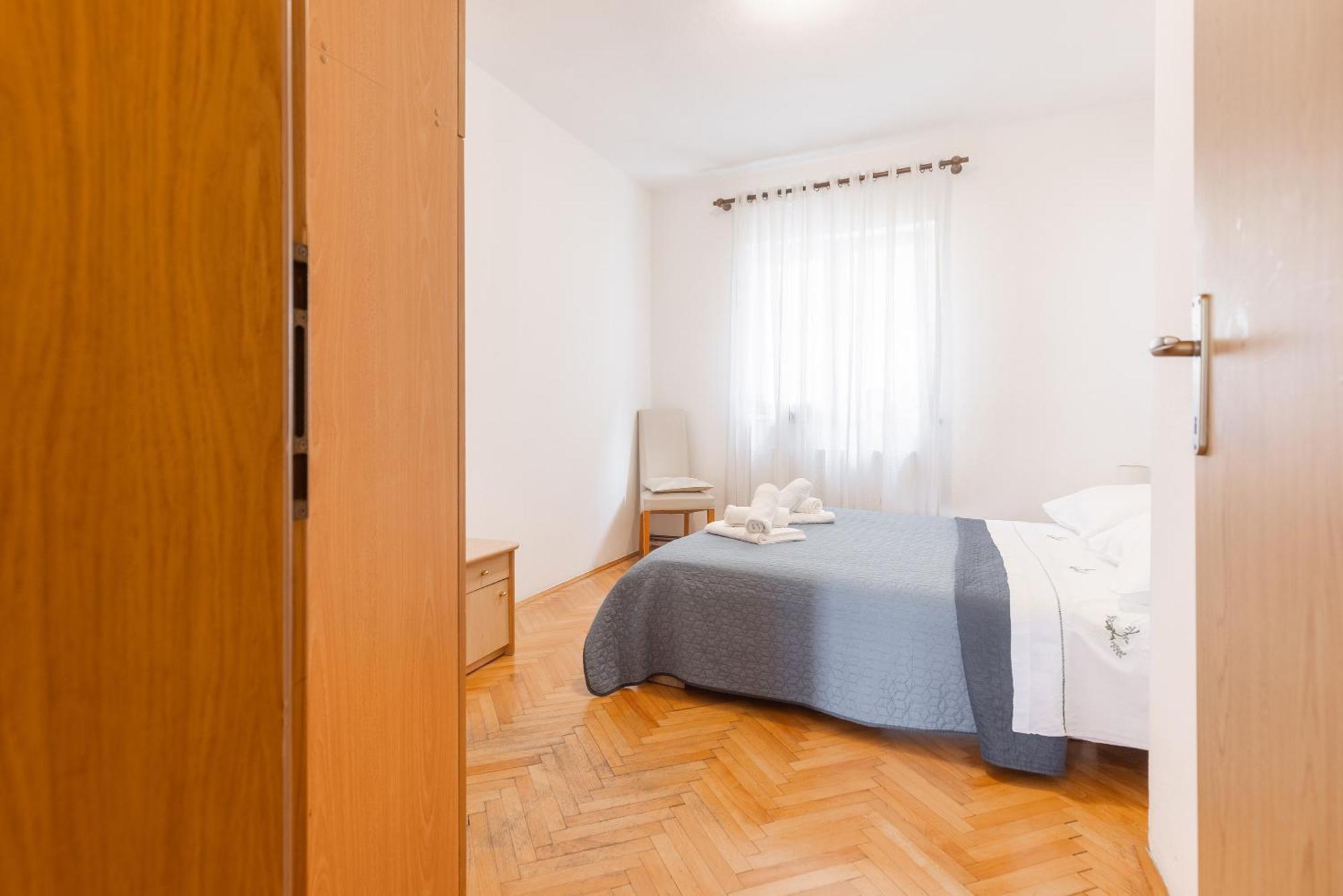 Apartman Nora โอมิช ภายนอก รูปภาพ