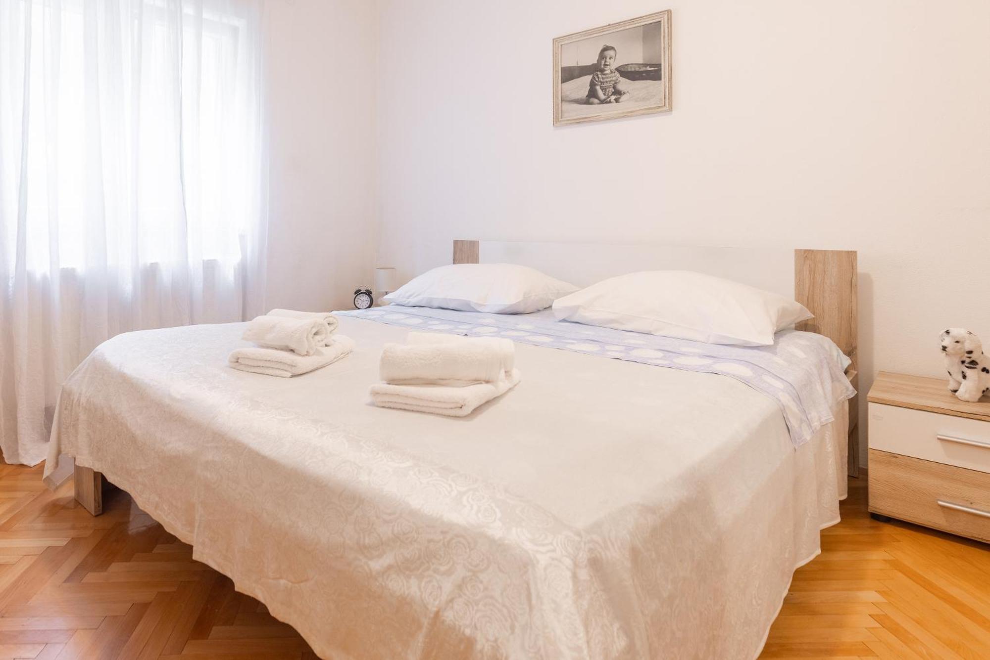 Apartman Nora โอมิช ภายนอก รูปภาพ