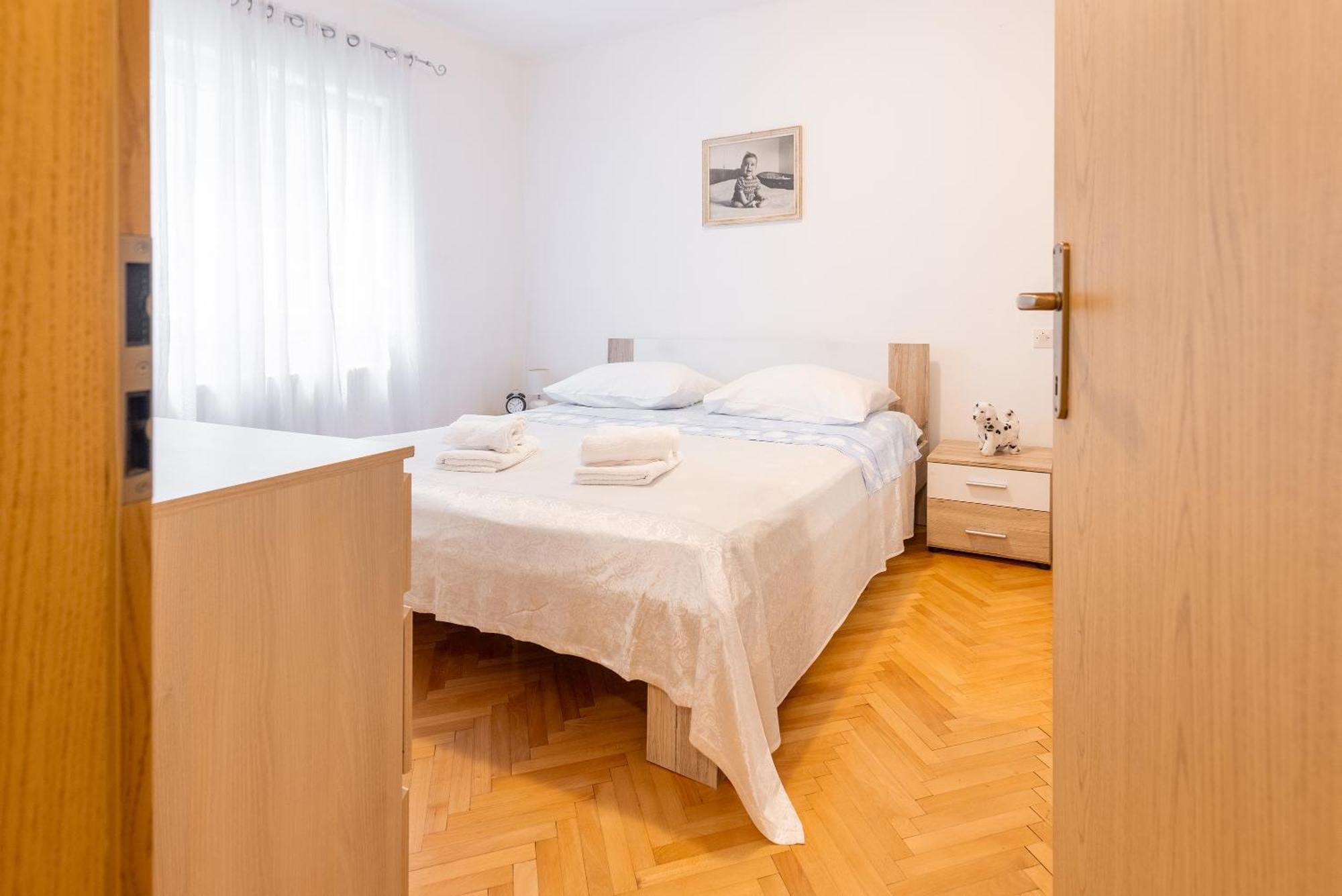 Apartman Nora โอมิช ภายนอก รูปภาพ