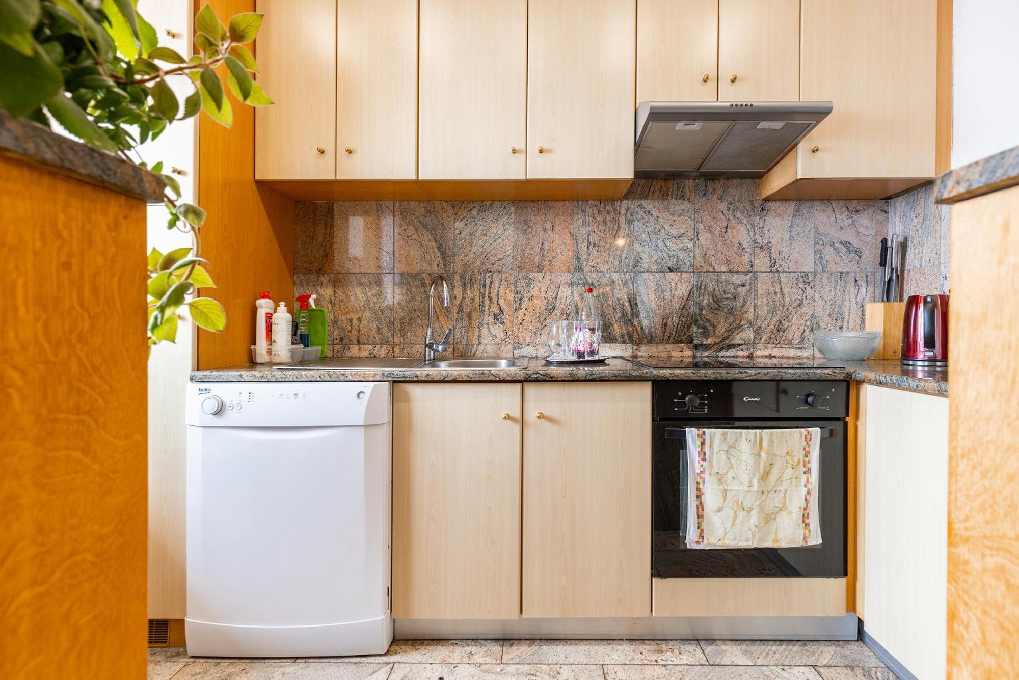 Apartman Nora โอมิช ภายนอก รูปภาพ