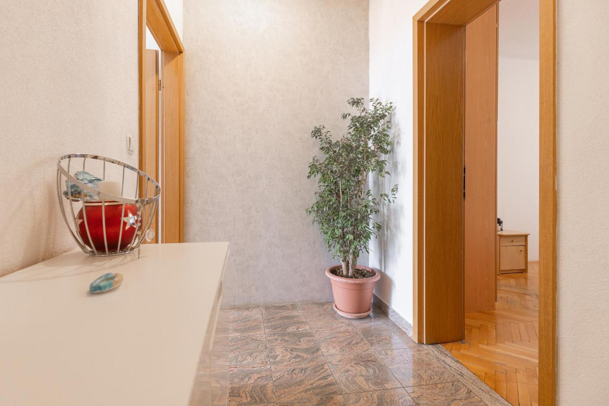 Apartman Nora โอมิช ภายนอก รูปภาพ