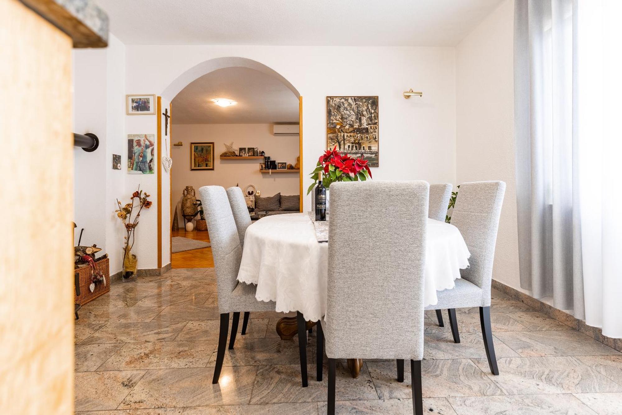 Apartman Nora โอมิช ภายนอก รูปภาพ