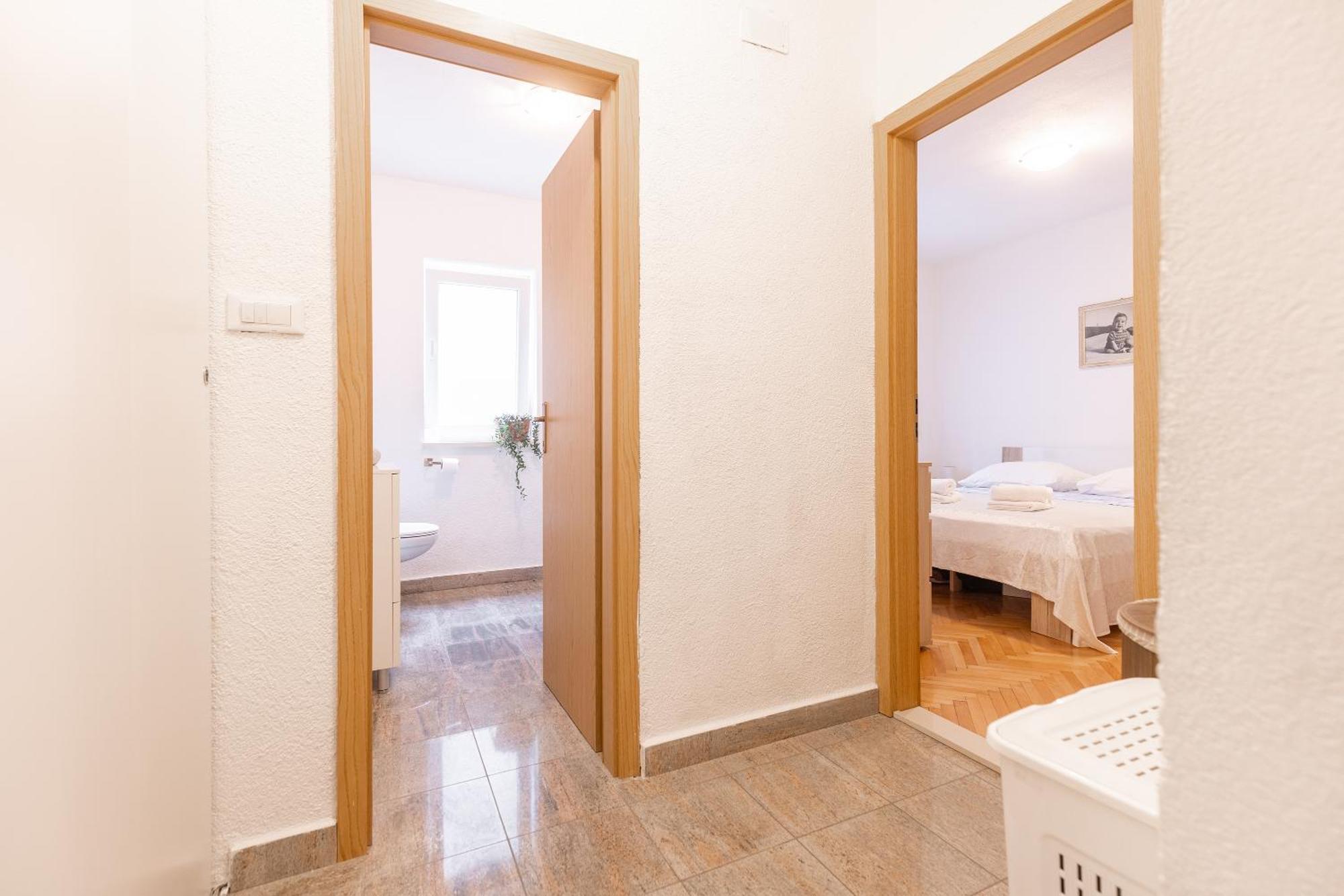 Apartman Nora โอมิช ภายนอก รูปภาพ