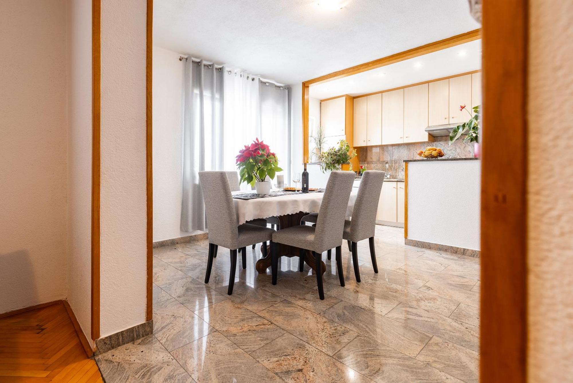 Apartman Nora โอมิช ภายนอก รูปภาพ