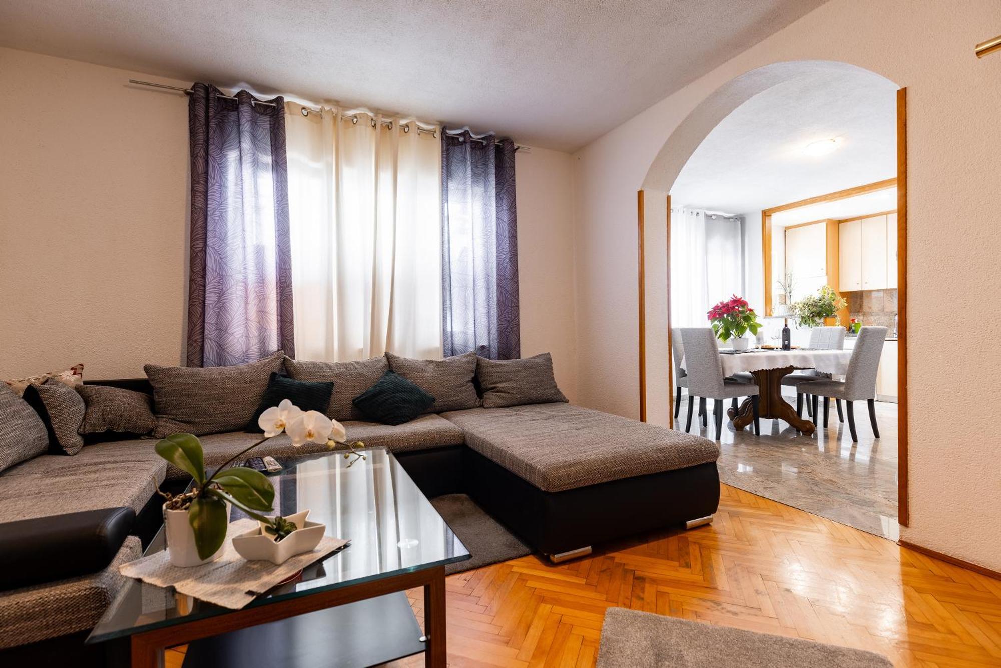 Apartman Nora โอมิช ภายนอก รูปภาพ