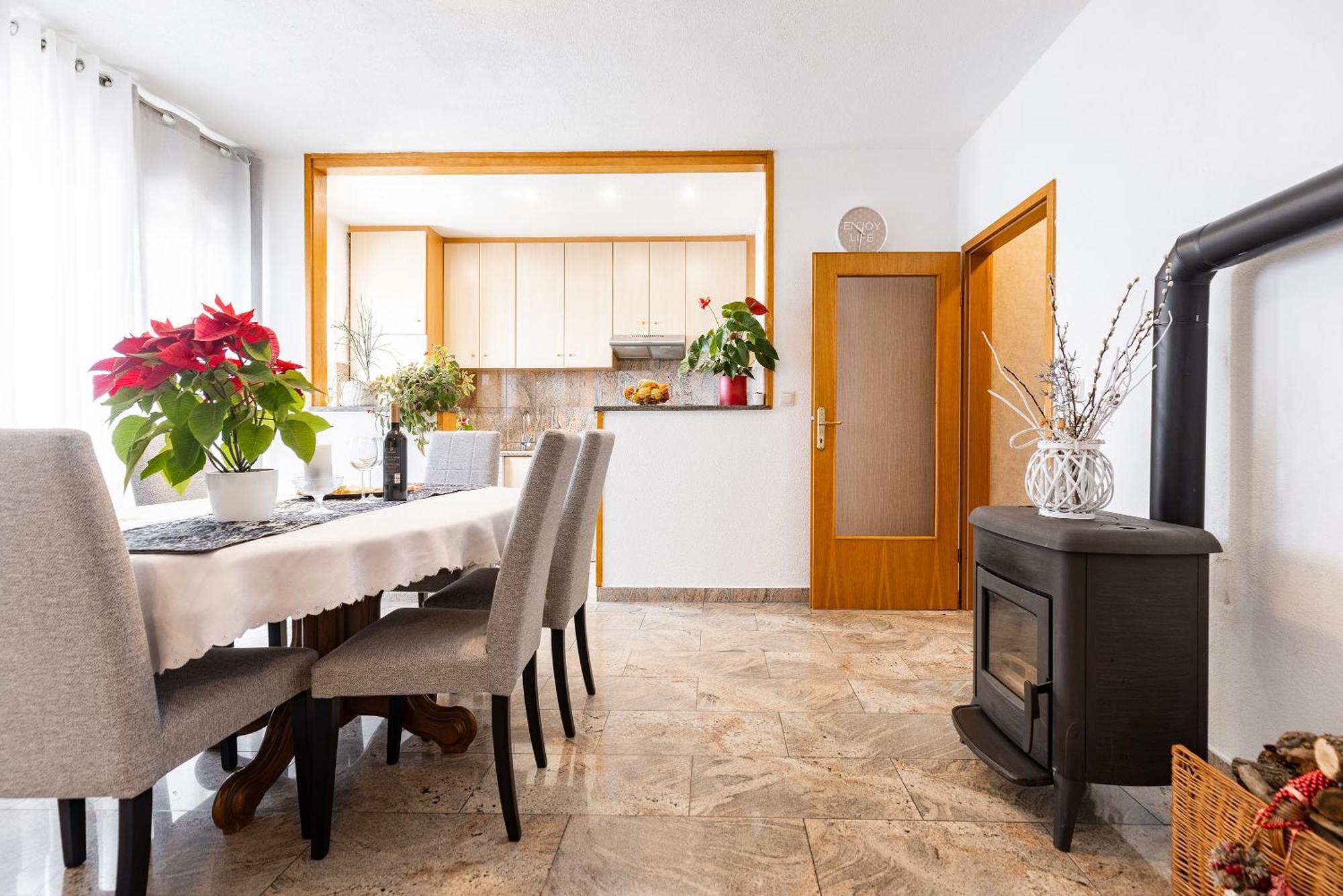 Apartman Nora โอมิช ภายนอก รูปภาพ