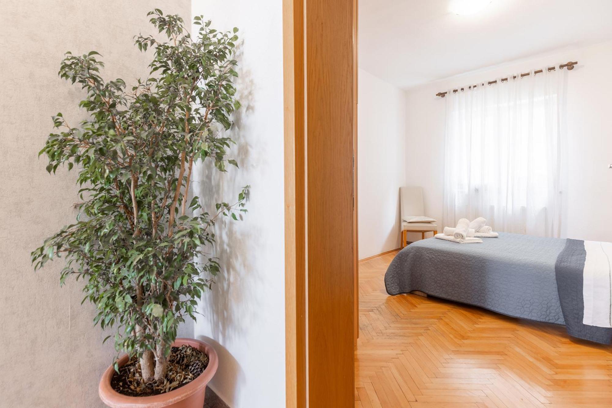 Apartman Nora โอมิช ภายนอก รูปภาพ