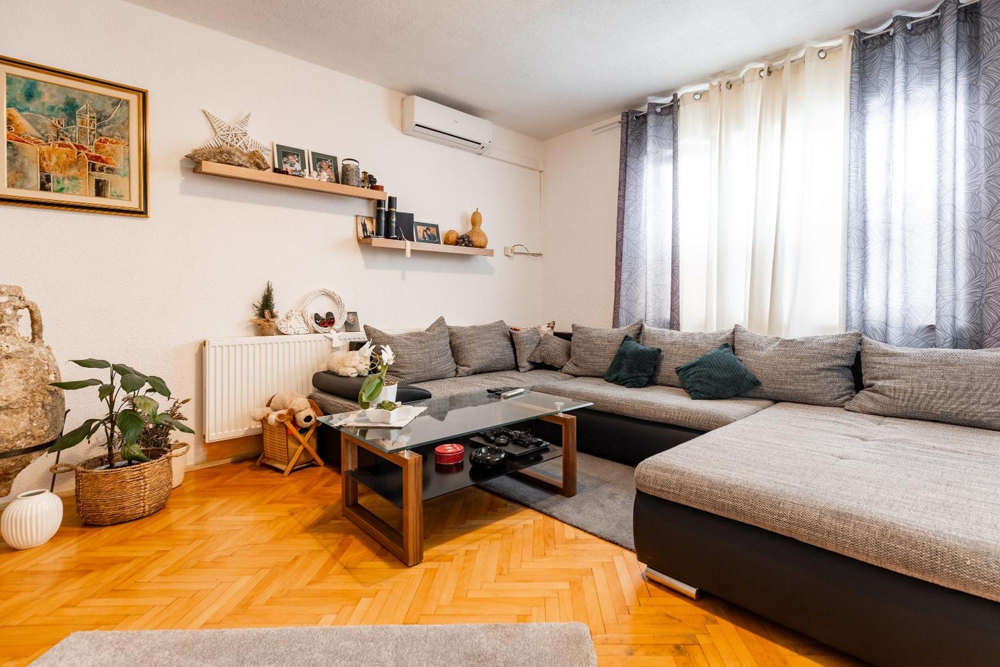 Apartman Nora โอมิช ภายนอก รูปภาพ