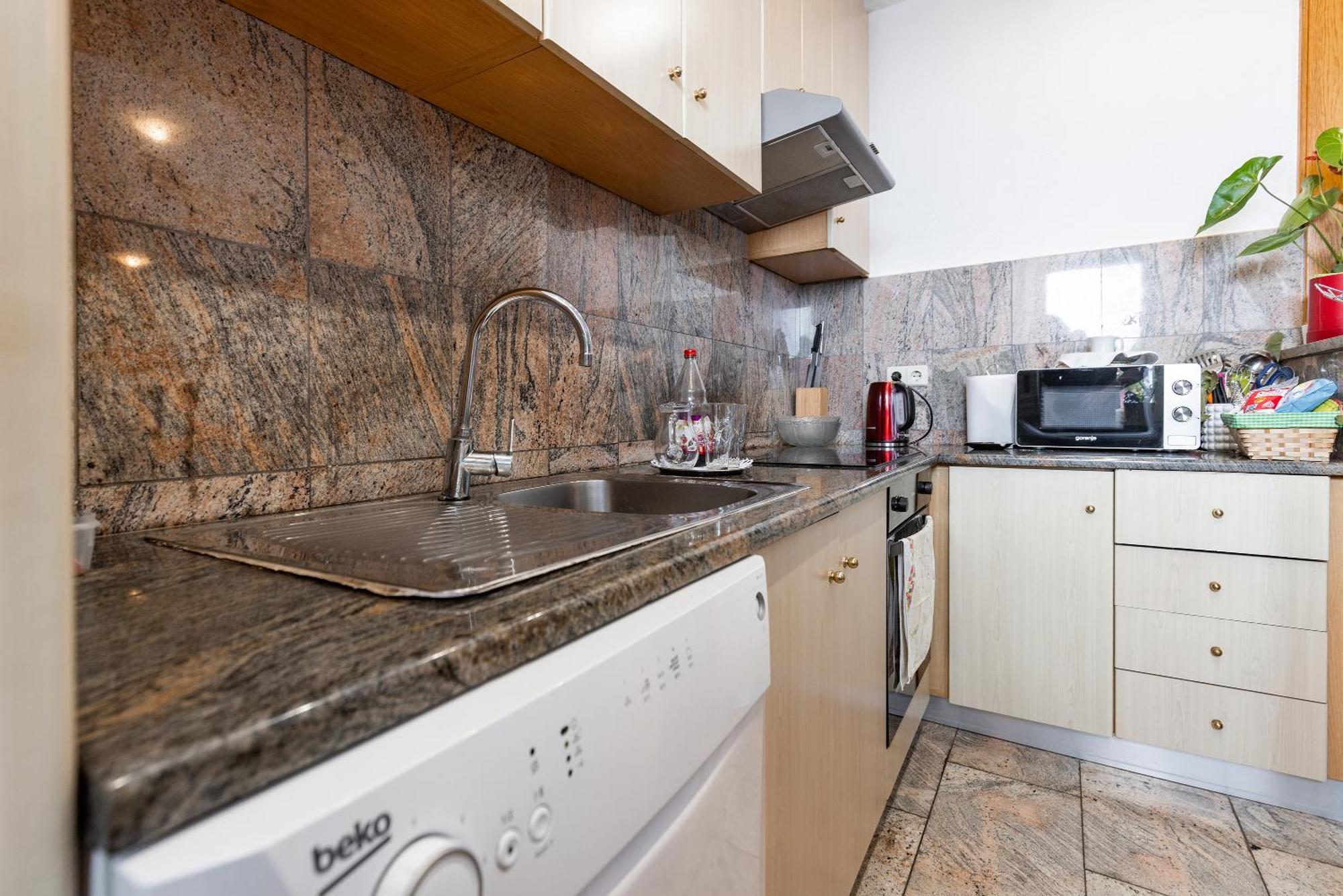 Apartman Nora โอมิช ภายนอก รูปภาพ
